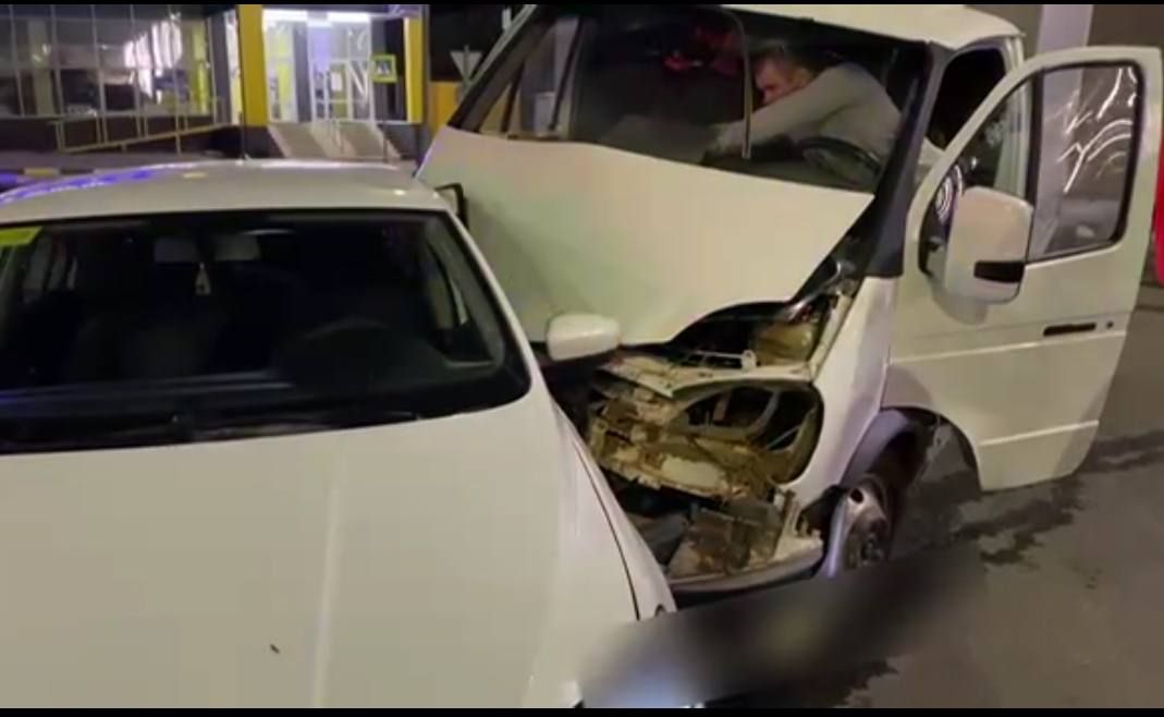 Авария на Горьковском шоссе: водитель легковушки пострадал после столкновения с грузовиком