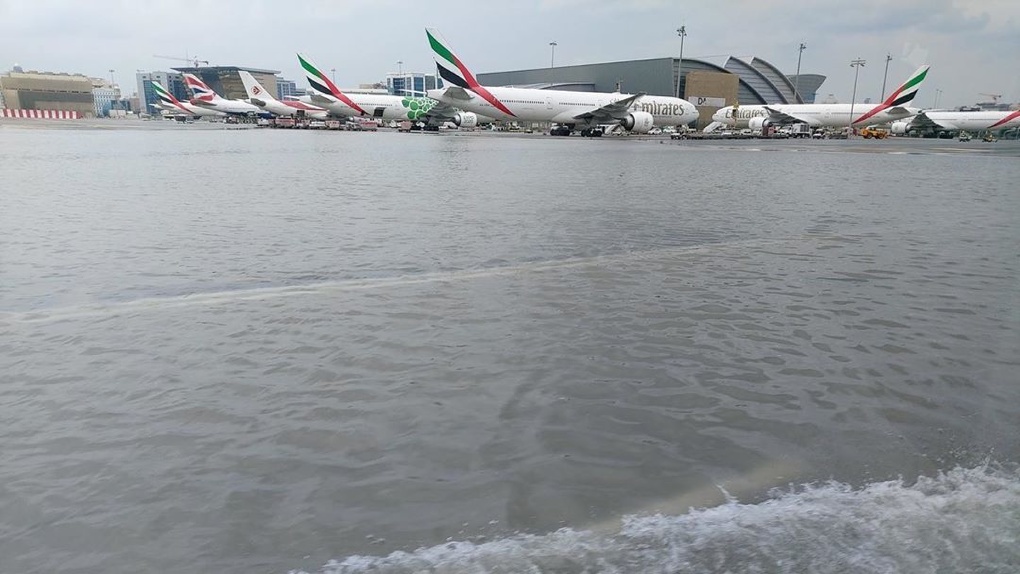 В затопленном аэропорту Дубая застряли 2,5 тысячи россиян