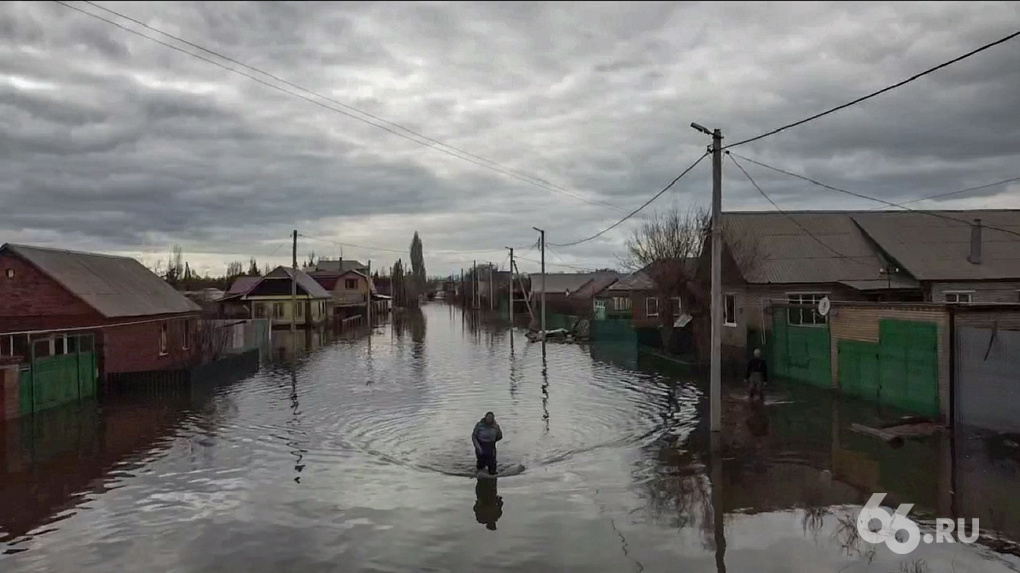 В затопленном Орске работают волонтеры из Екатеринбурга. Как живет переживший наводнение город