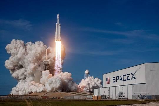 SpaceX начала бронировать места для космических путешественников