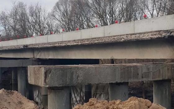 Рабочие разобрали часть моста через реку Уль в Севском районе