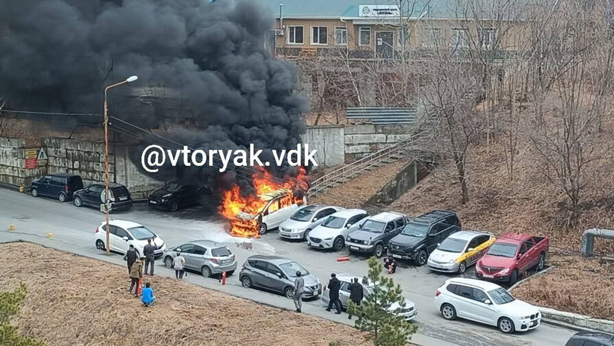 Легковая машина взорвалась у больницы во Владивостоке