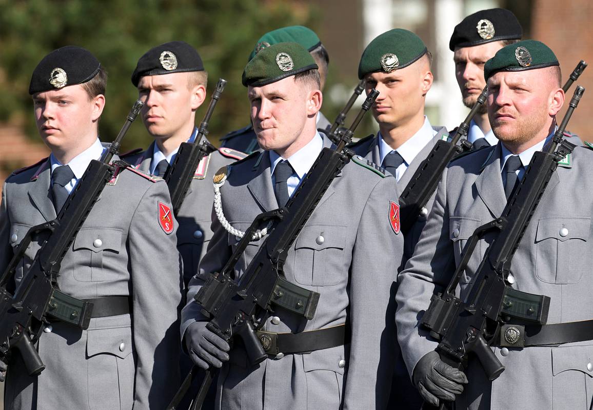 В Германии предложили провести референдум о введении воинского призыва