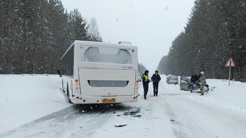 На трассе под Серовом автобус с пассажирами попал в аварию